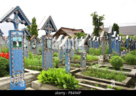 Rumänien - 25 Juli, 2017: bemalte hölzerne Kreuze in Fröhliche Friedhof von Sapanta, Maramures Stockfoto