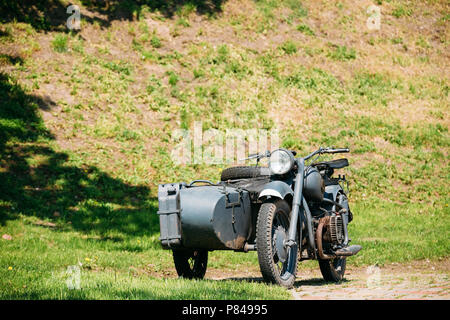 Alte Rarität Three-Wheeled Tricar, Grau Motorrad mit Seitenwagen deutscher Soldaten des 2. Weltkrieges Zeit stehend, wie eine Ausstellung im Sommer sonnigen Park. Stockfoto