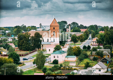 Mir, Weißrussland. Landschaft der Dorfhäuser und Saint Nicolas römisch-katholische Kirche In Mir, Belarus. Berühmte Wahrzeichen. Stockfoto