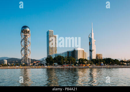 Batumi, Adscharien, Georgia. Moderne Architektur in Strandpromenade. Wunder Park In sonniger Tag. Blick vom Meer Resort Stadt Stadtbild mit seinen Wolkenkratzern Stockfoto