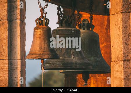 Kutaisi, Georgien. In der Nähe der Glocken im Glockenturm von Gelati Monastery in Abend Zeit. Stockfoto