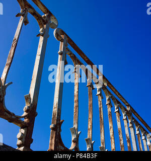 Nahaufnahme von einem schmiedeeisernen rostigen Geländer Stockfoto