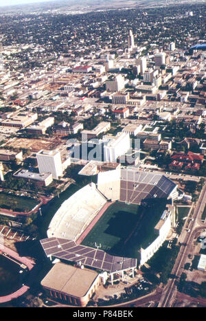 Lincoln, der Hauptstadt, aus der Luft gesehen. Im Vordergrund ist die University of Nebraska-Stadion, Mai 1973 Stockfoto