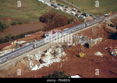 Das Lone Star Personenzug langsam macht seinen Weg Vergangenheit Schmutz, der von einem Güterzug entgleist in Oklahoma, der Schienenverkehr für zwei Tage unterbrochen, Juni 1974 führte Stockfoto