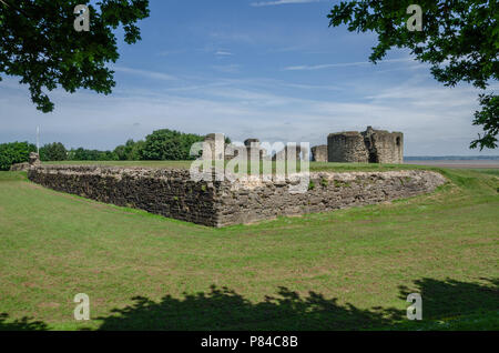 Die Ruinen der Burg Feuerstein, der ersten walisischen Schloss erbaut von König Edward I im Rahmen der seinen Ring von Eisen. Stockfoto