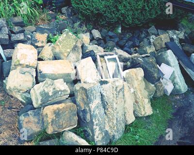 Haufen der authentischen weichen Sandstein Blöcke Vorbereitung für den Umbau des alten Hauses. Stapel von natürlichen Sandstein Backstein auf Baustelle Stockfoto