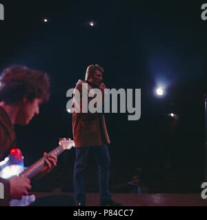 Der französische Sänger, Songwriter und Wis Johnny Hallyday bei einem Auftritt, Deutschland 1960er Jahre. Französischer Sänger, Songwriter und Schauspieler Johnny Hallyday in Deutschland durchführen, 1960er Jahre. Stockfoto