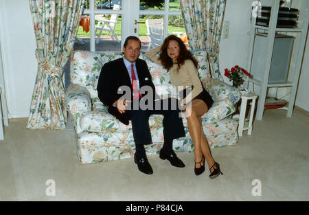 Enno Freiherr von Ruffin, mit Ehefrau Sängerin Vicky Leandros auf Gut Basthorst, Deutschland 1988. Enno Baron von Ruffin mit seiner Frau, der Sängerin Vicky Leandros in Basthorst Mansion, Deutschland 1988. Stockfoto