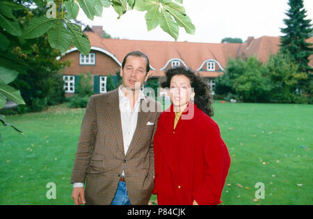 Enno Freiherr von Ruffin, mit Ehefrau Sängerin Vicky Leandros vor gut Basthorst, Deutschland 1988. Enno Baron von Ruffin mit seiner Frau, der Sängerin Vicky Leandros vor basthorst Mansion, Deutschland 1988. Stockfoto