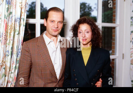 Enno Freiherr von Ruffin, mit Ehefrau Sängerin Vicky Leandros auf Gut Basthorst, Deutschland 1988. Enno Baron von Ruffin mit seiner Frau, der Sängerin Vicky Leandros in Basthorst Mansion, Deutschland 1988. Stockfoto