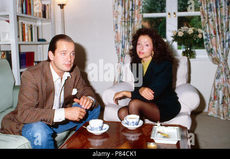 Enno Freiherr von Ruffin, mit Ehefrau Sängerin Vicky Leandros auf Gut Basthorst, Deutschland 1988. Enno Baron von Ruffin mit seiner Frau, der Sängerin Vicky Leandros in Basthorst Mansion, Deutschland 1988. Stockfoto