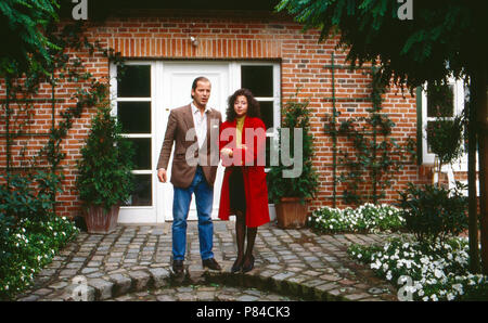 Enno Freiherr von Ruffin, mit Ehefrau Sängerin Vicky Leandros auf Gut Basthorst, Deutschland 1988. Enno Baron von Ruffin mit seiner Frau, der Sängerin Vicky Leandros in Basthorst Mansion, Deutschland 1988. Stockfoto