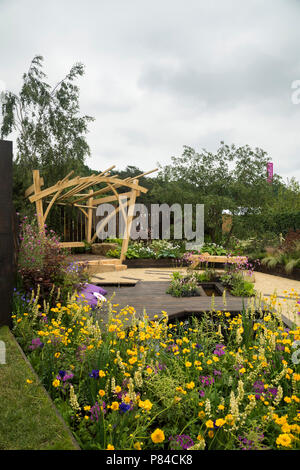 Bunte Blumen, Holz Pergola, Bank & Teich im schönen Preisgekrönte zeigen, Garten, großartige Natur - RHS Chatsworth Flower Show, England, UK. Stockfoto