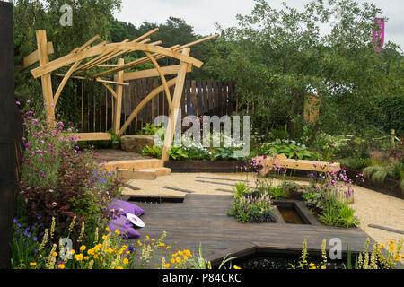 Bunte Blumen, Holz Pergola, Bank & Teich im schönen Preisgekrönte zeigen, Garten, großartige Natur - RHS Chatsworth Flower Show, England, UK. Stockfoto