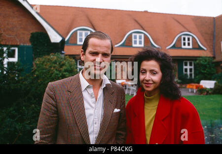 Enno Freiherr von Ruffin, mit Ehefrau Sängerin Vicky Leandros vor gut Basthorst, Deutschland 1988. Enno Baron von Ruffin mit seiner Frau, der Sängerin Vicky Leandros vor basthorst Mansion, Deutschland 1988. Stockfoto