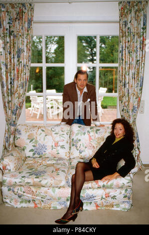 Enno Freiherr von Ruffin, mit Ehefrau Sängerin Vicky Leandros auf Gut Basthorst, Deutschland 1988. Enno Baron von Ruffin mit seiner Frau, der Sängerin Vicky Leandros in Basthorst Mansion, Deutschland 1988. Stockfoto