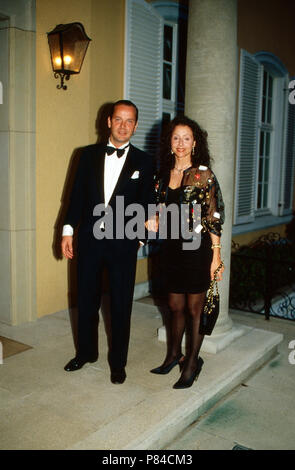 Enno Freiherr von Ruffin, mit Ehefrau Sängerin Vicky Leandros auf Gut Basthorst, Deutschland 1988. Enno Baron von Ruffin mit seiner Frau, der Sängerin Vicky Leandros in Basthorst Mansion, Deutschland 1988. Stockfoto