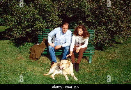 Enno Freiherr von Ruffin, mit Ehefrau Sängerin Vicky Leandros auf Gut Basthorst, Deutschland 1988. Enno Baron von Ruffin mit seiner Frau, der Sängerin Vicky Leandros in Basthorst Mansion, Deutschland 1988. Stockfoto