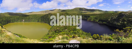 Schöner Panoramablick auf zwei Seen Lagoa Comprida und Lagoa Funda auf der Insel Flores (Azoren Archipel, Portugal, Europa) Stockfoto