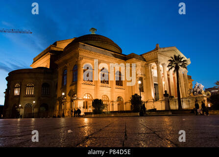 Ger: das Theater 'Massimo' von Palermo, in seiner ganzen Pracht. IT: Il Teatro 'Massimo' di Palermo, in tutto il suo Splendore. Stockfoto