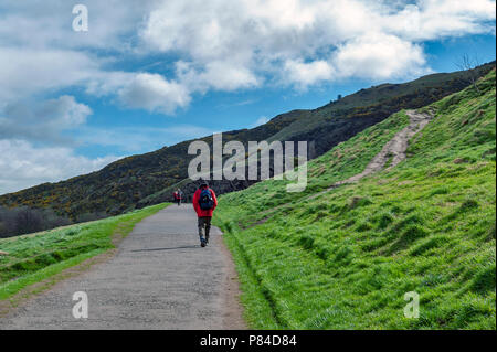 Ein bergwandern Route über grasbewachsene Hänge bis zu Arthur's Seat, dem höchsten Punkt in Edinburgh Holyrood Park, Schottland, Großbritannien Stockfoto