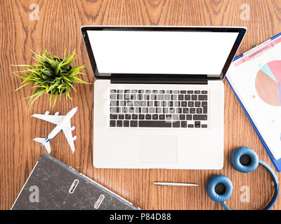 Blick von oben auf die business Mann Laptop auf Holz. Kopfhörer, Kanne Gras Stockfoto
