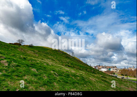 Ein bergwandern Route über grasbewachsene Hänge bis zu Arthur's Seat, dem höchsten Punkt in Edinburgh Holyrood Park, Schottland, Großbritannien Stockfoto