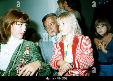 Moderatorin Petra Schürmann und Partner Gerhard Freund bei der Einschulung von Tochter Alexandra Freund in München, Deutschland 1974. Die TV-Moderatorin Petra Schuermann Tochter an ihrem ersten Tag in der Schule an der Universität München, Deutschland 1974. Stockfoto