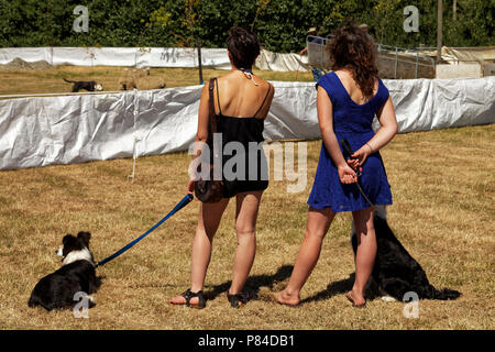 Zwei shepherdesses beobachten die Schäferhund Studien an der lokalen landwirtschaftlichen und pastoralen zeigen Stockfoto