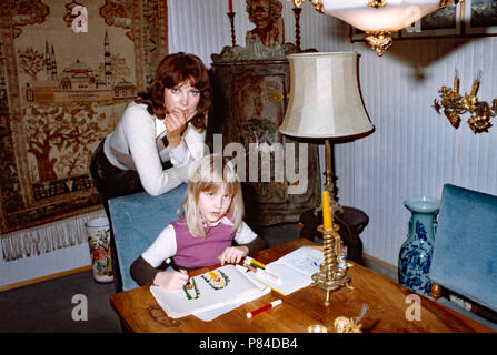 Moderatorin Petra Schürmann und Tochter Alexandra Freund zuhause in München, Deutschland 1974. Die TV-Moderatorin Petra Schuermann mit ihrer Tochter Alexandra auf Hom in München, Deutschland, 1974. Stockfoto