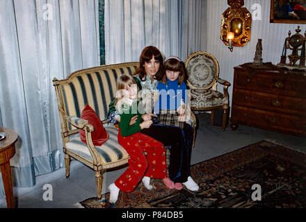 Moderatorin Petra Schürmann und Tochter Alexandra Freund (links) Wirtschaft in München, Deutschland 1974. Die TV-Moderatorin Petra Schuermann mit ihrer Tochter Alexandra (links) in München, Deutschland 1974. Stockfoto