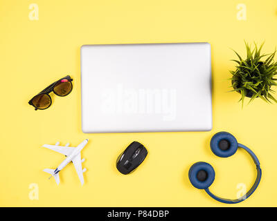 Reisender Geschäftsmann laptop Draufsicht auf hölzernen Schreibtisch, Sonnenbrille, Kopfhörer Stockfoto