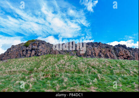 Ein bergwandern Route über grasbewachsene Hänge bis zu Arthur's Seat, dem höchsten Punkt in Edinburgh Holyrood Park, Schottland, Großbritannien Stockfoto