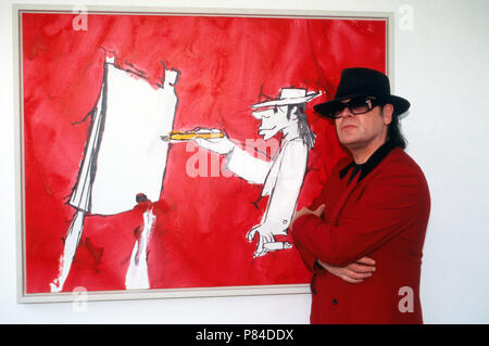 Sänger Udo Lindenberg in der Ausstellung werden ringwaden Gemäldezyklus 'Die zehn Gebote' in der Galerie Hans Mayer, Düsseldorf, Deutschland 2001. Sänger Udo Lindenberg bei einer Ausstellung mit seinem Gemälde der Serie "Die zehn Gebote" in der Galerie Hans Mayer, Düsseldorf, Deutschland 2001. Stockfoto