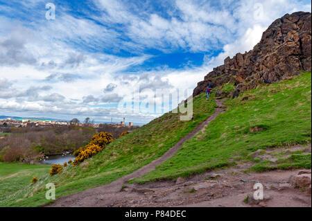 Ein bergwandern Route über grasbewachsene Hänge bis zu Arthur's Seat, dem höchsten Punkt in Edinburgh Holyrood Park, Schottland, Großbritannien Stockfoto