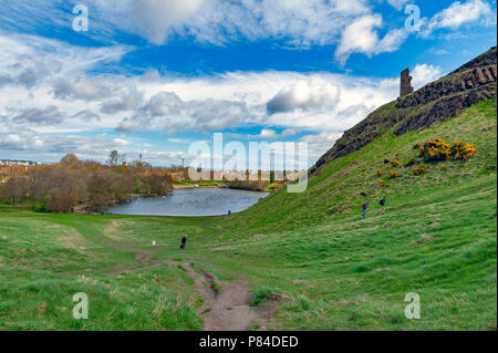 Ein bergwandern Route über grasbewachsene Hänge bis zu Arthur's Seat, dem höchsten Punkt in Edinburgh Holyrood Park, Schottland, Großbritannien Stockfoto