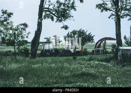 Traktor im Feld, Moody Wirkung Stockfoto