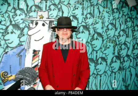 Sänger Udo Lindenberg in der Ausstellung werden ringwaden Gemäldezyklus 'Die zehn Gebote' in der Galerie Hans Mayer, Düsseldorf, Deutschland 2001. Sänger Udo Lindenberg bei einer Ausstellung mit seinem Gemälde der Serie "Die zehn Gebote" in der Galerie Hans Mayer, Düsseldorf, Deutschland 2001. Stockfoto