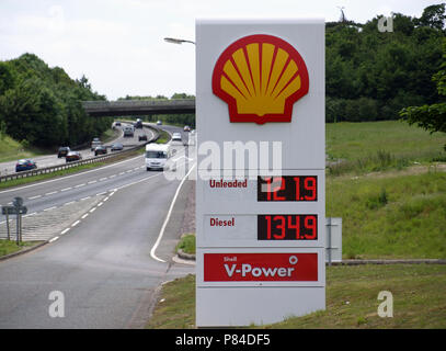 Totem Anmelden bei Shell Tankstelle am Sutton Scotney Service Station, in der Nähe von Winchester, Hampshire, England, UK, Kraftstoffpreise im Juni 2008 Stockfoto