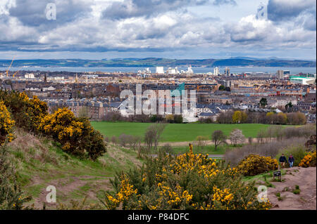 Blick auf Edinburgh City in Richtung Küstengebiet der Nordsee von Arthur's Seat, dem höchsten Punkt in Edinburgh Holyrood Park, Schottland, Großbritannien Stockfoto