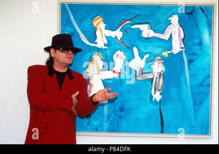 Sänger Udo Lindenberg in der Ausstellung werden ringwaden Gemäldezyklus 'Die zehn Gebote' in der Galerie Hans Mayer, Düsseldorf, Deutschland 2001. Sänger Udo Lindenberg bei einer Ausstellung mit seinem Gemälde der Serie "Die zehn Gebote" in der Galerie Hans Mayer, Düsseldorf, Deutschland 2001. Stockfoto