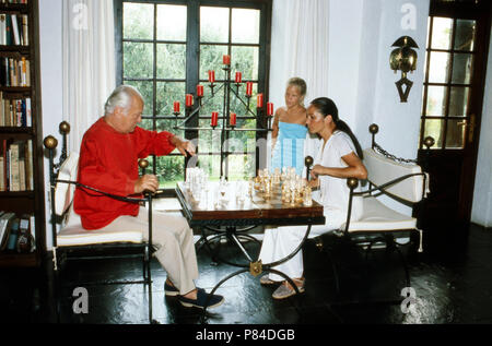 Wis Curd Jürgens mit Ehefrau Christine und Tochter Miriam im türkeirundreise in Saint Paul de Vence, Frankreich 1978. Schauspieler Curd Jürgens mit seiner Frau Christine und Tochter Miriam im Sommer Urlaub in Saint Paul de Vence, Frankreich 1978. Stockfoto