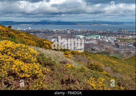 Blick auf Edinburgh City in Richtung Küstengebiet der Nordsee von Arthur's Seat, dem höchsten Punkt in Edinburgh Holyrood Park, Schottland, Großbritannien Stockfoto