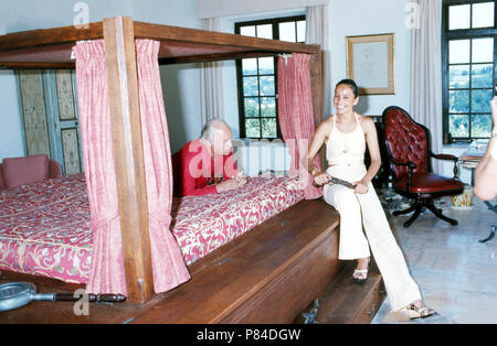 Wis Curd Jürgens mit Ehefrau Christine im türkeirundreise in Saint Paul de Vence, Frankreich 1978. Schauspieler Curd Jürgens mit seiner Frau Margie im Sommer Urlaub in Saint Paul de Vence, Frankreich 1978. Stockfoto