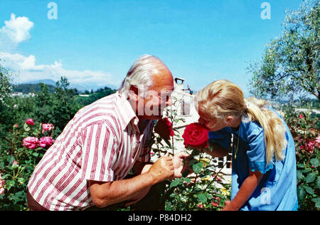 Wis Curd Jürgens mit Tochter Mirjam im türkeirundreise in Saint Paul de Vence, Frankreich 1978. Schauspieler Curd Jürgens mit Tochter Mirjam im Sommer Urlaub in Saint Paul de Vence, Frankreich 1978. Stockfoto
