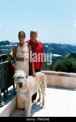 Wis Curd Jürgens mit Ehefrau Christine im türkeirundreise in Saint Paul de Vence, Frankreich 1978. Schauspieler Curd Jürgens mit seiner Frau Margie im Sommer Urlaub in Saint Paul de Vence, Frankreich 1978. Stockfoto