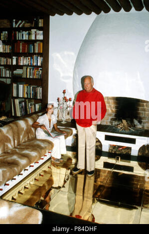 Wis Curd Jürgens mit Ehefrau Christine im türkeirundreise in Saint Paul de Vence, Frankreich 1978. Schauspieler Curd Jürgens mit seiner Frau Margie im Sommer Urlaub in Saint Paul de Vence, Frankreich 1978. Stockfoto