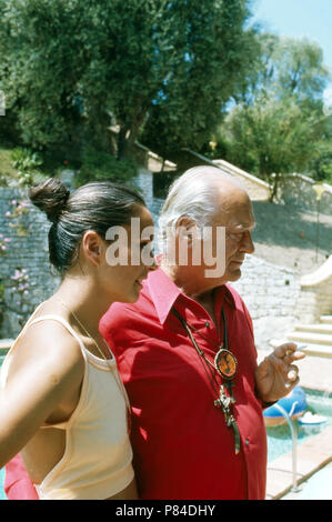Wis Curd Jürgens mit Ehefrau Christine im türkeirundreise in Saint Paul de Vence, Frankreich 1978. Schauspieler Curd Jürgens mit seiner Frau Margie im Sommer Urlaub in Saint Paul de Vence, Frankreich 1978. Stockfoto