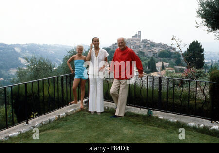 Wis Curd Jürgens mit Ehefrau Christine und Tochter Miriam im türkeirundreise in Saint Paul de Vence, Frankreich 1978. Schauspieler Curd Jürgens mit seiner Frau Christine und Tochter Miriam im Sommer Urlaub in Saint Paul de Vence, Frankreich 1978. Stockfoto