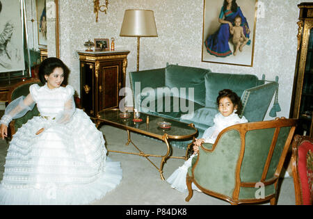 Ratna Sari Dewi Sukarno mit Tochter Kartika Carina, Frankreich 1970er Jahre. Ratna Sari Dewi Sukarno mit Tochter Kartika Carina, Frankreich 1970er Jahre. Stockfoto